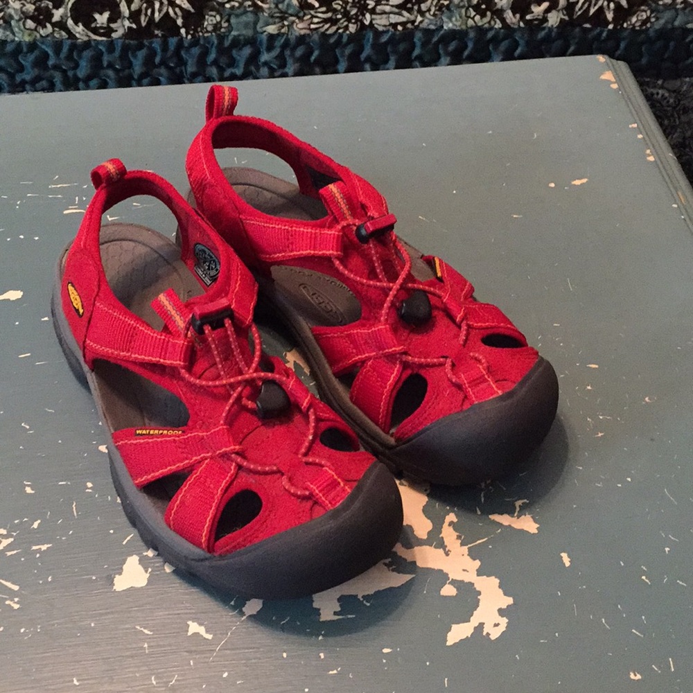 Keen waterproof hiking sandals red gray 7 NWOT